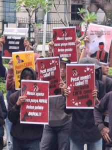 foto massa aksi ketika demonstrasi didepan kantor Kemnetrian Agama (praba/Ist)