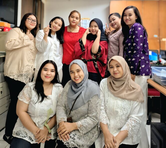 
					Sejumlah Karyawati PT. Spitze Indonesia mengenakan Kebaya saat perayaan Hari Kartini 21 April 2025 (foto: PRABA)