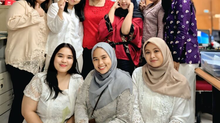 Sejumlah Karyawati PT. Spitze Indonesia mengenakan Kebaya saat perayaan Hari Kartini 21 April 2025 (foto: PRABA)
