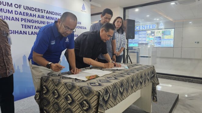 
					MoU ini ditandatangani langsung oleh Direktur Utama PAM JAYA Arief Nasrudin dan Ketua Umum DPP P3RSI Adji Lauhatta. (Foto:Ist)
