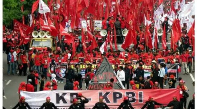 KPBI (Konfederasi Persatuan Buruh Indonesia) ingin tampil beda.

Mereka tetap turun ke jalan, tetap teriak-teriak, tapi semua dilakukan dengan penuh kedewasaan: tertib, damai, dan tentu saja, penuh ideologi kelas pekerja.(Foto ; Ist)