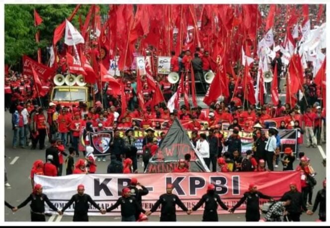 
					KPBI (Konfederasi Persatuan Buruh Indonesia) ingin tampil beda.

Mereka tetap turun ke jalan, tetap teriak-teriak, tapi semua dilakukan dengan penuh kedewasaan: tertib, damai, dan tentu saja, penuh ideologi kelas pekerja.(Foto ; Ist)