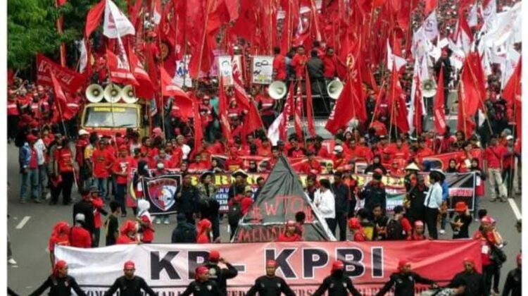 KPBI (Konfederasi Persatuan Buruh Indonesia) ingin tampil beda.

Mereka tetap turun ke jalan, tetap teriak-teriak, tapi semua dilakukan dengan penuh kedewasaan: tertib, damai, dan tentu saja, penuh ideologi kelas pekerja.(Foto ; Ist)