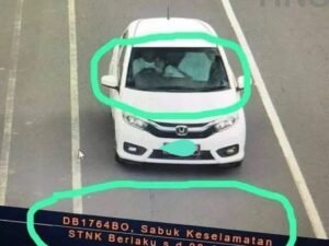 Pasangan yang sedang bermesraan di dalam mobil terkena Tilang Electronik (foto:Ist)