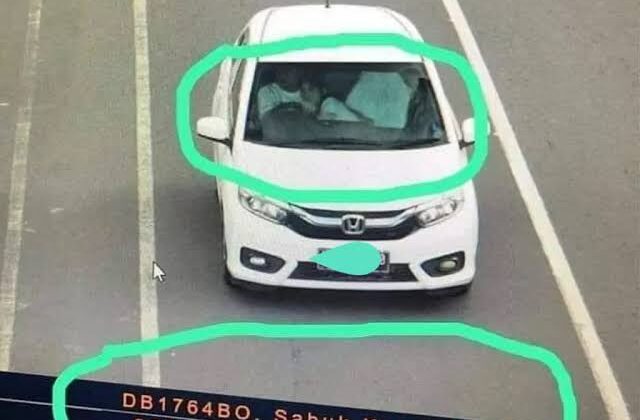 Pasangan yang sedang bermesraan di dalam mobil terkena Tilang Electronik (foto:Ist)