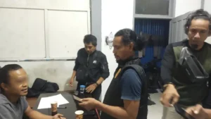 polisi mengamankan wartawan gadungan yang menggunakan kartu pers abal-abal di Bulukumba (foto:ist)