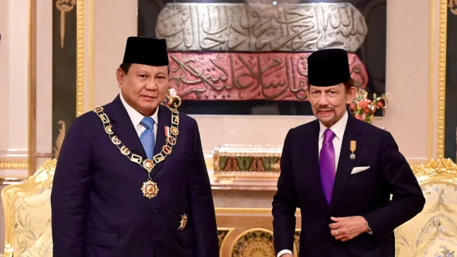 
					Prabowo Subianto menerima penganugerahan Bintang Kebesaran Negara Brunei Darussalam 