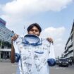 Seorang Karyawan Sritex menunjukkan Baju Seragamnya sebagai ungkapan kesedihan saat Pabrik tersebut gulung tikar (foto : Antara)