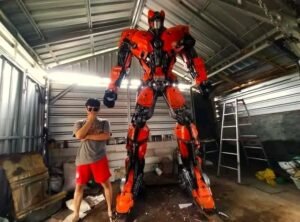 Umar Mustofa bersama Robot ciptaaanya (foto:ist)