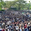 Ribuan pelamar saat membludak di Job fair Bekasi (foto: prabainsight/istimewa)