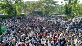 Ribuan pelamar saat membludak di Job fair Bekasi (foto: prabainsight/istimewa)