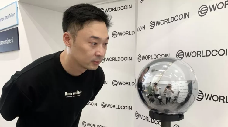 World Coin aplikasi Scan Iris Mata yang viral di Bekasi (foto: Ist)