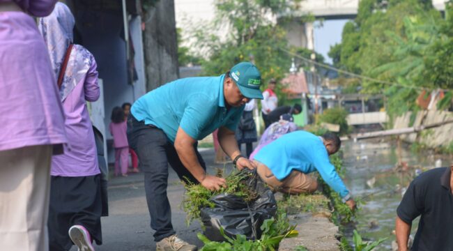 Warga RW 015 tumplek blek turun ke lapangan. Bersama DLHK, perangkat kelurahan, RT, RW, PKK, Karang Taruna, Babinsa, sampai tokoh agama pun ikutan. Semua kompak angkat cangkul dan sapu lidi demi satu misi mulia: menyingkirkan sampah (foto:Praba/Ist)