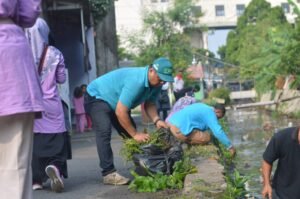 Warga RW 015 tumplek blek turun ke lapangan. Bersama DLHK, perangkat kelurahan, RT, RW, PKK, Karang Taruna, Babinsa, sampai tokoh agama pun ikutan. Semua kompak angkat cangkul dan sapu lidi demi satu misi mulia: menyingkirkan sampah (foto:Praba/Ist)