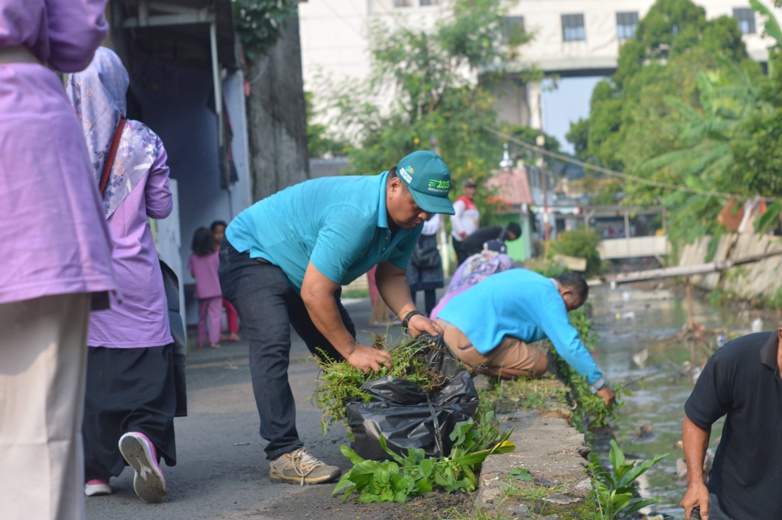 Warga RW 015 tumplek blek turun ke lapangan. Bersama DLHK, perangkat kelurahan, RT, RW, PKK, Karang Taruna, Babinsa, sampai tokoh agama pun ikutan. Semua kompak angkat cangkul dan sapu lidi demi satu misi mulia: menyingkirkan sampah (foto:Praba/Ist)