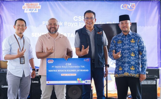 
					Lewat tangan dingin Direktur Utama Bank Raya, Ida Bagus Ketut Subagia, bantuan CSR diserahkan langsung ke komunitas pelaku usaha di cluster unggulan Jatiraras Sawarga.(foto:prabainsight/IST)