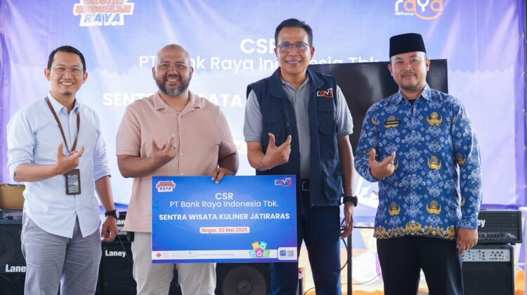 Lewat tangan dingin Direktur Utama Bank Raya, Ida Bagus Ketut Subagia, bantuan CSR diserahkan langsung ke komunitas pelaku usaha di cluster unggulan Jatiraras Sawarga.(foto:prabainsight/IST)