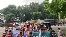 Komite Mahasiswa dan Pemuda (KMP) NTB Jakarta saat melakukan Aksi Demonstrasi di depan Gedung KPK (foto: prabainsight/Ist)