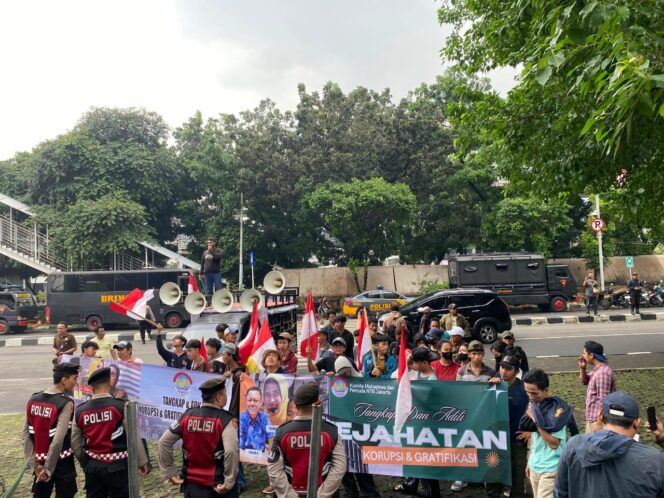 
					Komite Mahasiswa dan Pemuda (KMP) NTB Jakarta saat melakukan Aksi Demonstrasi di depan Gedung KPK (foto: prabainsight/Ist)