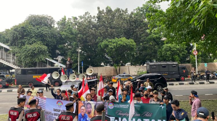 Komite Mahasiswa dan Pemuda (KMP) NTB Jakarta saat melakukan Aksi Demonstrasi di depan Gedung KPK (foto: prabainsight/Ist)