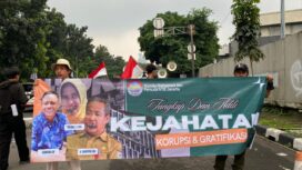 mahasiswa yang tergabung dalam Komite Mahasiswa dan Pemuda (KMP) NTB Jakarta saat menggeruduk Gedung KPK, Rabu, (21/05). (Foto: prabainsight/Ist)