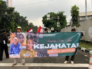 mahasiswa yang tergabung dalam Komite Mahasiswa dan Pemuda (KMP) NTB Jakarta saat menggeruduk Gedung KPK, Rabu, (21/05). (Foto: prabainsight/Ist)