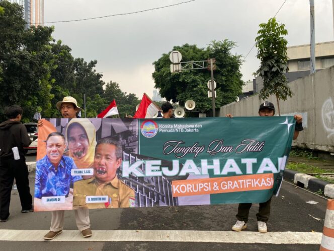 
					mahasiswa yang tergabung dalam Komite Mahasiswa dan Pemuda (KMP) NTB Jakarta saat menggeruduk Gedung KPK, Rabu, (21/05). (Foto: prabainsight/Ist)