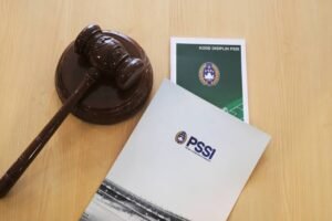 Tanggal 20-21 Mei 2025 jadi saksi: tiga klub papan atas, yakni Persib Bandung, Persija Jakarta, dan PSS Sleman, harus pasrah disikat Komdis gara-gara kelakuan suporter (foto: prabainsight/istimewa)