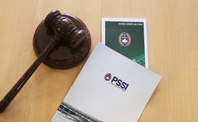 Tanggal 20-21 Mei 2025 jadi saksi: tiga klub papan atas, yakni Persib Bandung, Persija Jakarta, dan PSS Sleman, harus pasrah disikat Komdis gara-gara kelakuan suporter (foto: prabainsight/istimewa)
