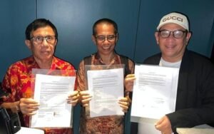Anggota Dewan Pers Dahlan Dahi memediasi kesepakatan itu. Hendry dan Zulmansyah menuangkan poin-poin kesepakatan dalam dokumen bermaterai yang diberi nama 'Kesepakatan Jakarta'.(Foto: Istimewa)
