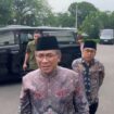 Ketua Umum (Ketum) Pengurus Besar Nahdlatul Ulama (PBNU) Yahya Cholil Staquf (Gus Yahya) tak banyak berucap saat ditanya perihal adiknya, Yaqut Cholil Qoumas, yang dulu menjabat Menteri Agama (foto: Istimewa)