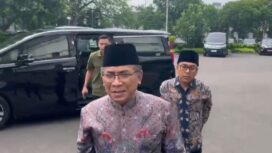 Ketua Umum (Ketum) Pengurus Besar Nahdlatul Ulama (PBNU) Yahya Cholil Staquf (Gus Yahya) tak banyak berucap saat ditanya perihal adiknya, Yaqut Cholil Qoumas, yang dulu menjabat Menteri Agama (foto: Istimewa)