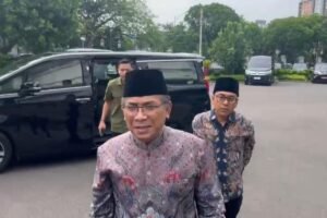Ketua Umum (Ketum) Pengurus Besar Nahdlatul Ulama (PBNU) Yahya Cholil Staquf (Gus Yahya) tak banyak berucap saat ditanya perihal adiknya, Yaqut Cholil Qoumas, yang dulu menjabat Menteri Agama (foto: Istimewa)