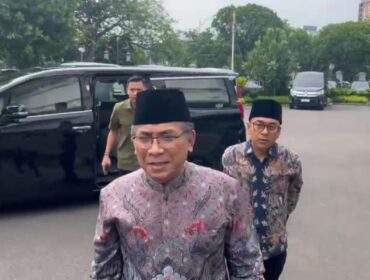 Ketua Umum (Ketum) Pengurus Besar Nahdlatul Ulama (PBNU) Yahya Cholil Staquf (Gus Yahya) tak banyak berucap saat ditanya perihal adiknya, Yaqut Cholil Qoumas, yang dulu menjabat Menteri Agama (foto: Istimewa)