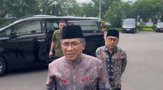 Ketua Umum (Ketum) Pengurus Besar Nahdlatul Ulama (PBNU) Yahya Cholil Staquf (Gus Yahya) tak banyak berucap saat ditanya perihal adiknya, Yaqut Cholil Qoumas, yang dulu menjabat Menteri Agama (foto: Istimewa)