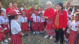 Ketua DPD PDI Perjuangan NTT sekaligus Ketua DPRD Provinsi NTT Emelia Julia Nomleni, Bupati Manggarai Heribertus Nabit, hingga jajaran pengurus partai dari DPD sampai DPC se-NTT, saat mendatangi sekolahan.(Foto;Ist)