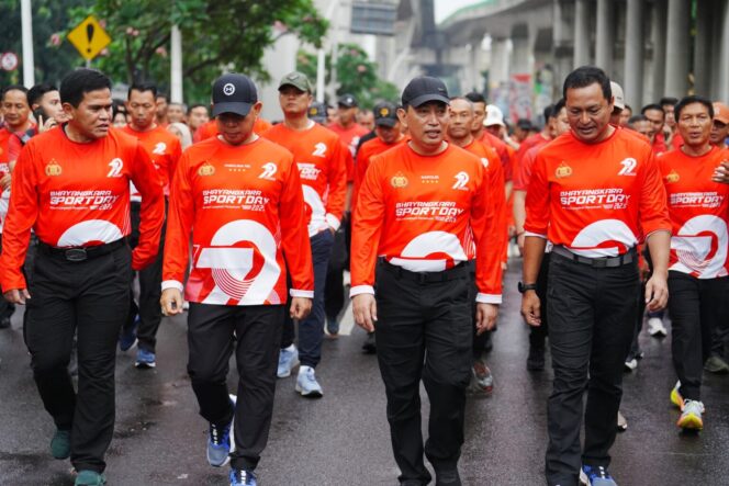 
					Kapolri Jenderal Listyo Sigit Prabowo menghadiri kegiatan Bhayangkara Sport Day di Lapangan Bhayangkara Polri, Jakarta Selatan, Sabtu (21/6/2025).(Foto:Praba/Ist)