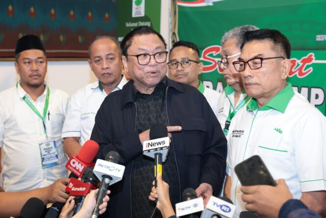 
					‎Ketua BPO HKTI, Oesman Sapta Odang (OSO) memastikan, peleburan dua pengurus ini akan mulus sampai ke tingkat akar rumput. Diapun yakin, penyatuan ini akan menjadi lompatan untuk melindungi dan memperjuangkan nasib petani.(Foto: prabainsight)