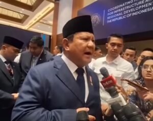 Presiden Prabowo saat bertemu wartawan di Jakarta Convention Center (JCC) Senayan, Kamis (12/6/2025). Menurutnya, para menteri di Kabinet Merah Putih saat ini udah kerja dengan baik, (foto: Praba/Alma)