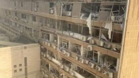 Serangan rudal Iran menghantam bangunan di Ramat Gan, Israel, pada Jumat (13/06/2025) (Reuters)