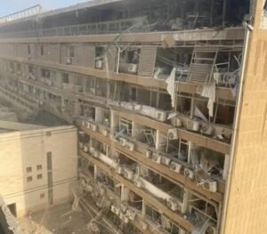 Serangan rudal Iran menghantam bangunan di Ramat Gan, Israel, pada Jumat (13/06/2025) (Reuters)