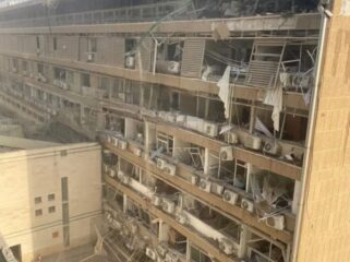 Serangan rudal Iran menghantam bangunan di Ramat Gan, Israel, pada Jumat (13/06/2025) (Reuters)