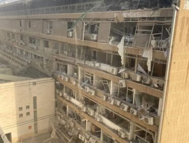 Serangan rudal Iran menghantam bangunan di Ramat Gan, Israel, pada Jumat (13/06/2025) (Reuters)