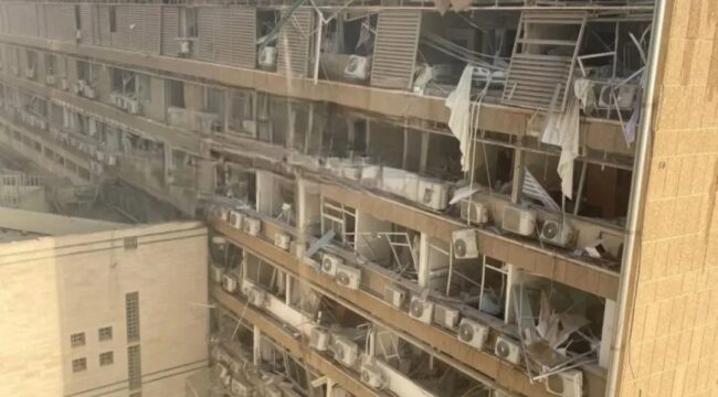 Serangan rudal Iran menghantam bangunan di Ramat Gan, Israel, pada Jumat (13/06/2025) (Reuters)