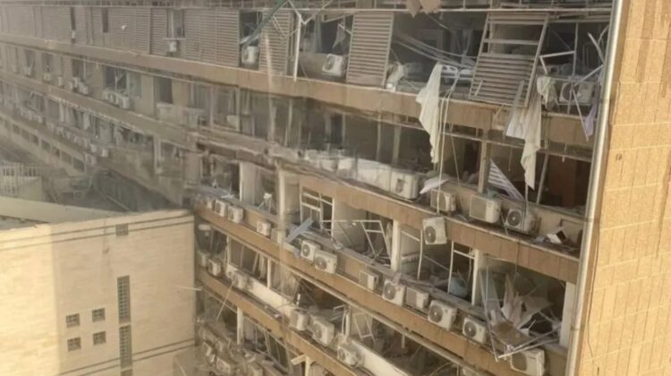Serangan rudal Iran menghantam bangunan di Ramat Gan, Israel, pada Jumat (13/06/2025) (Reuters)