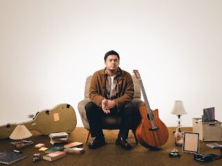 musisi muda Nadhif Basalamah siap mempersembahkan kelanjutan perjalanan musikalnya melalui sebuah album deluxe terbaru bertajuk “Nadhif (laman berikutnya)”(foto:Praba/Ist)