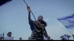 Finalis Miss Indonesia 2025 yang mewakili Papua Pegunungan, Merince Kogoya, resmi dikeluarkan dari ajang kecantikan tersebut. Keputusan ini diambil setelah sebuah video lama yang menampilkan dirinya mengibarkan bendera Israel (Foto : tangkap layar Instagram Kogoya_Merry)