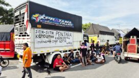 Aksi protes Ratusan sopir Truk di Jalan Solo-Sragen (foto: Joglosemar)