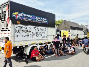 Aksi protes Ratusan sopir Truk di Jalan Solo-Sragen (foto: Joglosemar)