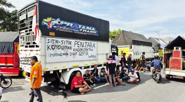 Aksi protes Ratusan sopir Truk di Jalan Solo-Sragen (foto: Joglosemar)